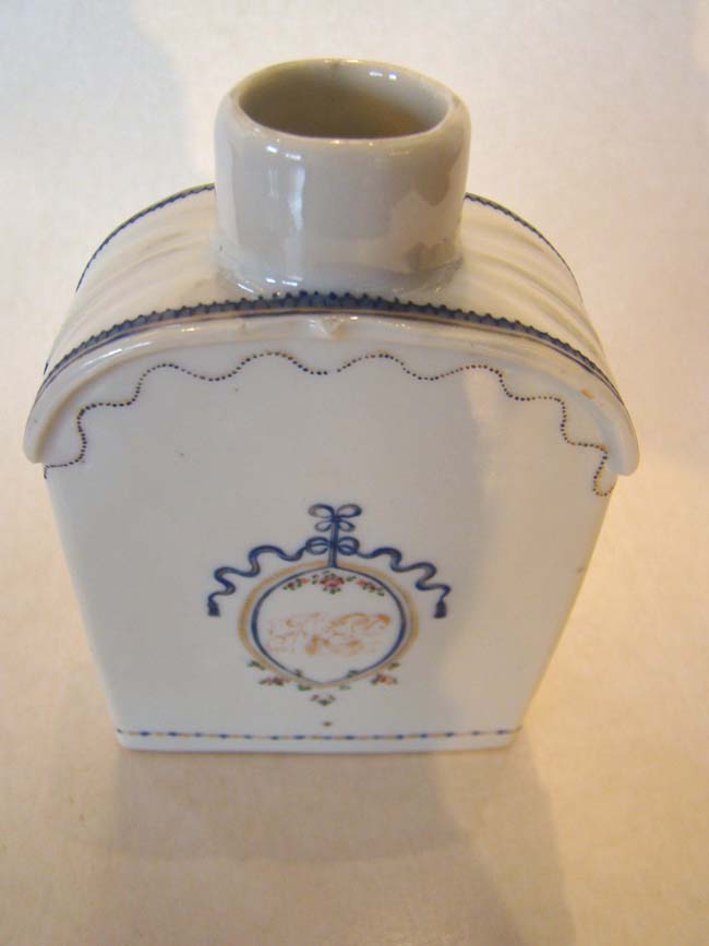 An 18th century Chinese Export Porcelain "Armorial" style tea caddy jar. — image 3